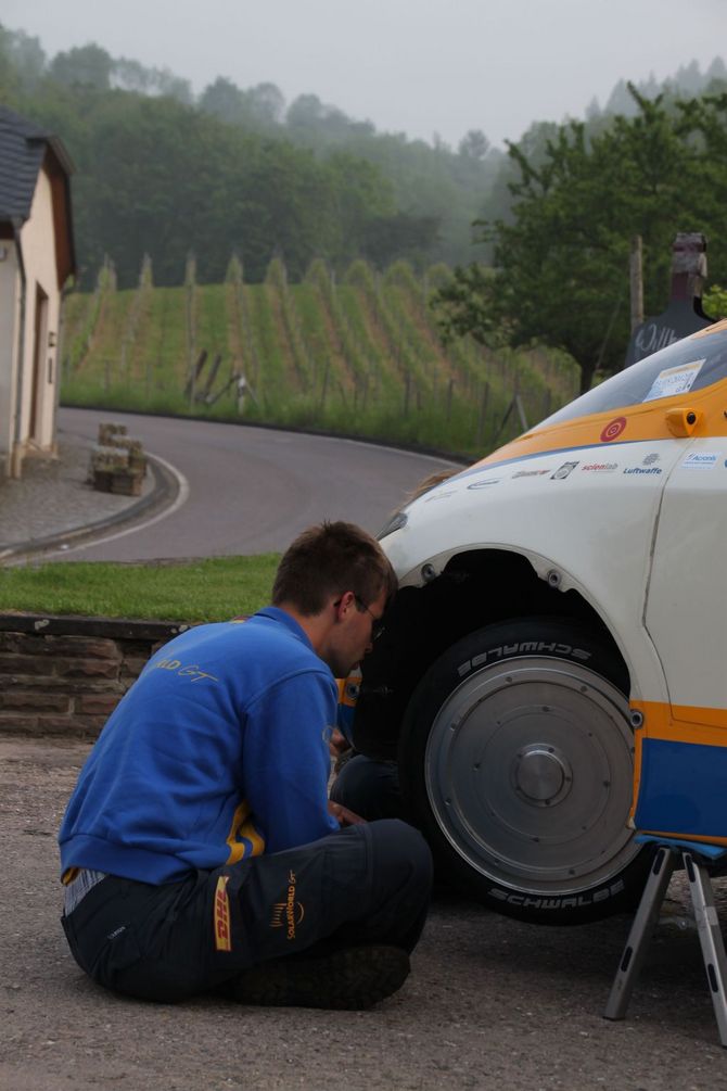 Pascal Dombrowski checkt das vordere Fahrwerk am Morgen bei Nebel an der Mosel