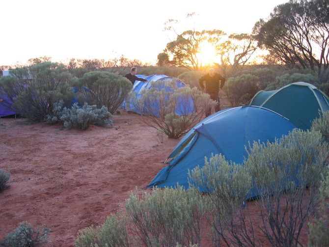 Ein Lager im Busch: Sonnenaufgang zum hoffentlich letzten Renntag