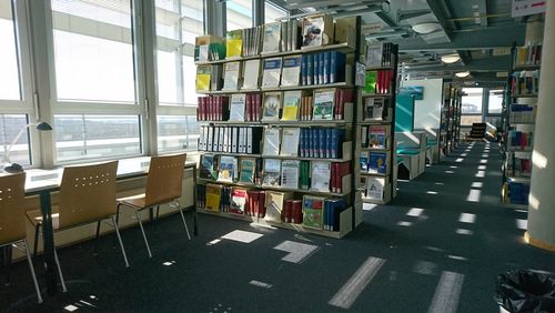 Fachbibliothek Wirtschaft: Einzelarbeitsplätze und Zeitschriftenregale