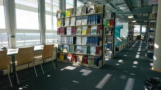 Fachbibliothek Wirtschaft: Einzelarbeitsplätze und Zeitschriftenregale