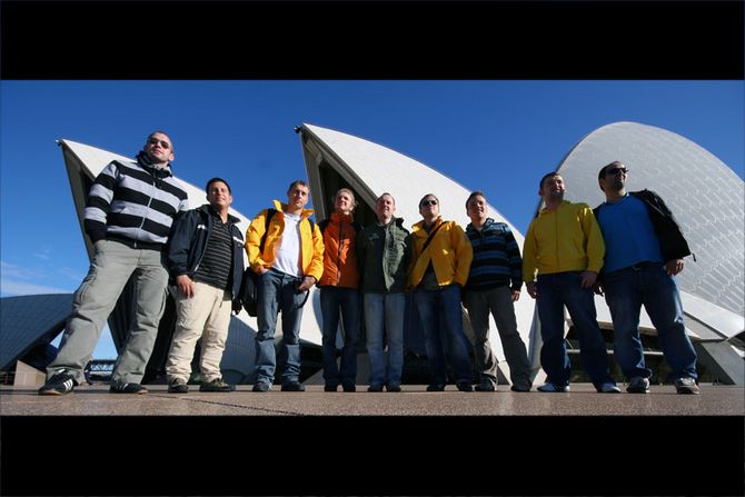 Das Vorab-Team beim Zwischenstopp vor der Oper in Sydney: Ralf Zweering, Tobias Schornstein, Thomas Linek, Justus Just, Matthias Wiemers, Markus Ruppert, Christoph Scheithauer, Maxim Schkurko, Yavuz Apaydin