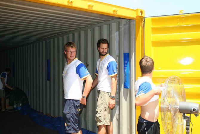 Christoph Scheithauer vor dem Ventilator: Christopher Busemann und Thomas Gockeln sind vom Windschatten nicht begeistert.