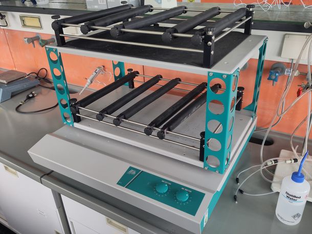Universalschüttler SM 30 mit doppelter Plattform im Laboreinsatz.