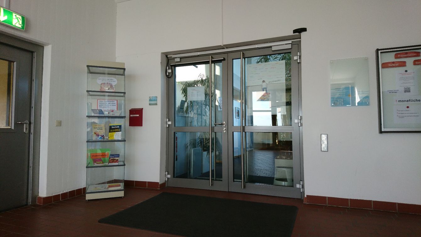 Fachbibliothek Wirtschaft: Eingangstür und Vitrine