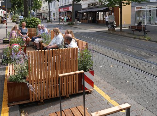 Ansicht des Parklets mit der Hattinger Strasse daneben