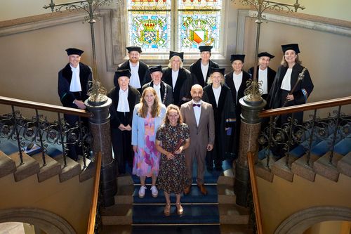 Dr. Franziska Weber mit ihren Paranymphinnen und Paranymphen, den Promotoren und der Promotionskommission nach der erfolgreichen Disputation im Akademiegebäude der Universität Utrecht.