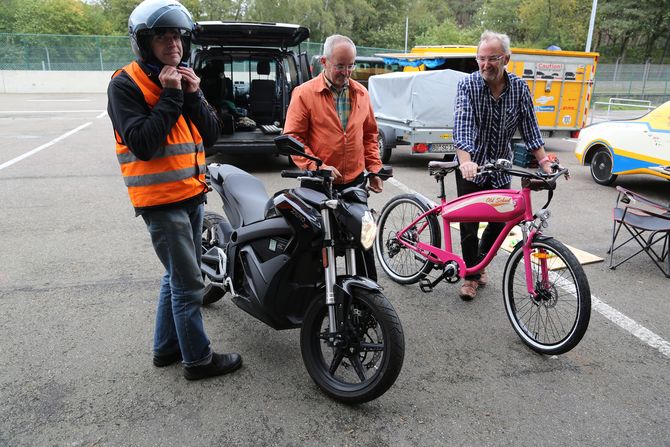 Stehen für Testfahrten zur Verfügung: E-Motorrad und E-Bike