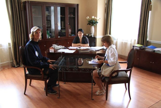 Im Büro der Rektorin mit der Dolmetscherin, gegenüber Yago Elbrecht