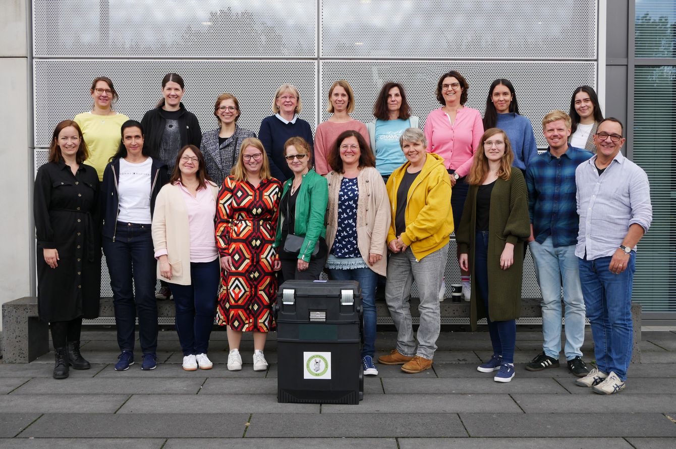 Lehr- und Forschungsteam mit den zwölf Weiterbildungsteilnehmenden 