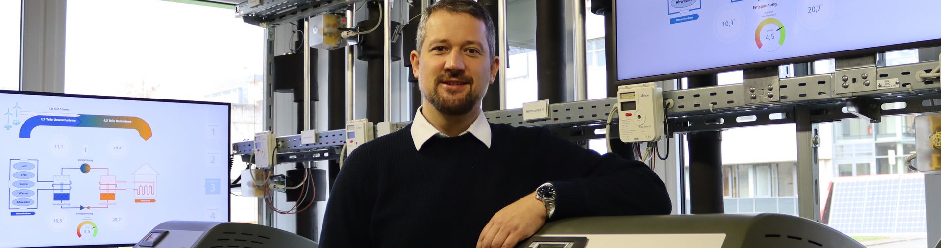 Im Wärmepumpenlehrstand auf dem Hochschulgelände gibt Dr. Michael Rath, Professor für Gebäudeenergie, Einblicke in den neuen Masterstudiengang Regenerative Energiesysteme.