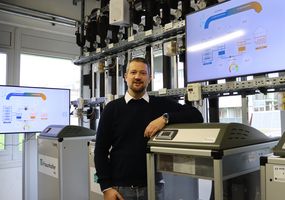 Im Wärmepumpenlehrstand auf dem Hochschulgelände gibt Dr. Michael Rath, Professor für Gebäudeenergie, Einblicke in den neuen Masterstudiengang Regenerative Energiesysteme.