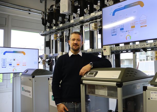 Im Wärmepumpenlehrstand auf dem Hochschulgelände gibt Dr. Michael Rath, Professor für Gebäudeenergie, Einblicke in den neuen Masterstudiengang Regenerative Energiesysteme.