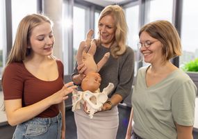 Gruppenarbeit mit einem Geburtsmodell