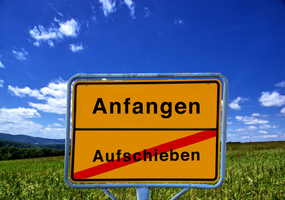 Schild mit Aufschrift  "Anfangen" und darunter durchgestrichen das Wort "Aufschieben"