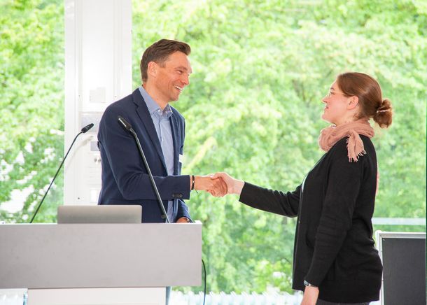 Prof. Dr. Rolf Tappe gratuliert Prof. Dr. Anja Tenberge.