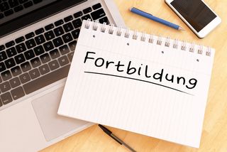 Laptop mit Notizettel "Fortbildung"