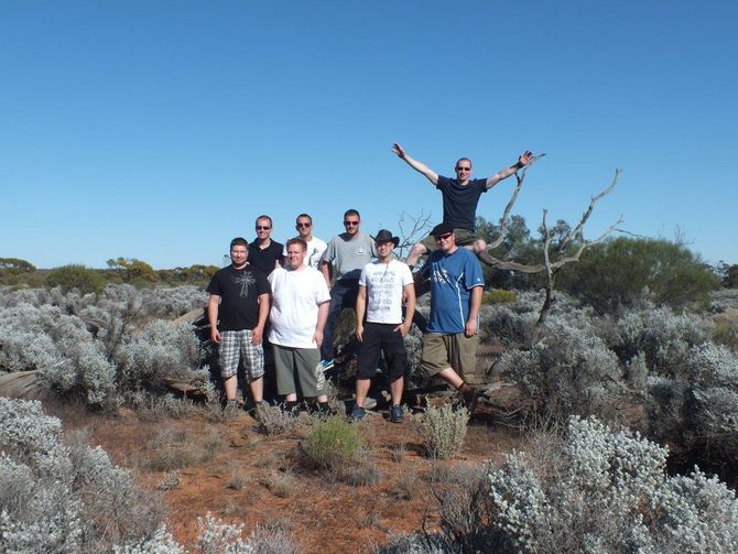 Mitten im Outback von Australien: Das Vorabteam überprüft die Rennstrecke