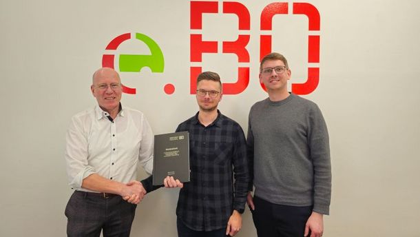 Marvin Dullau schließt sein Masterstudium in Elektrotechnik mit einer Masterarbeit zu dem Thema "Charakterisierung, Modellbildung und Zustandsschätzung von Traktionsbatterien mit konventioneller Ladeinfrastruktur" ab