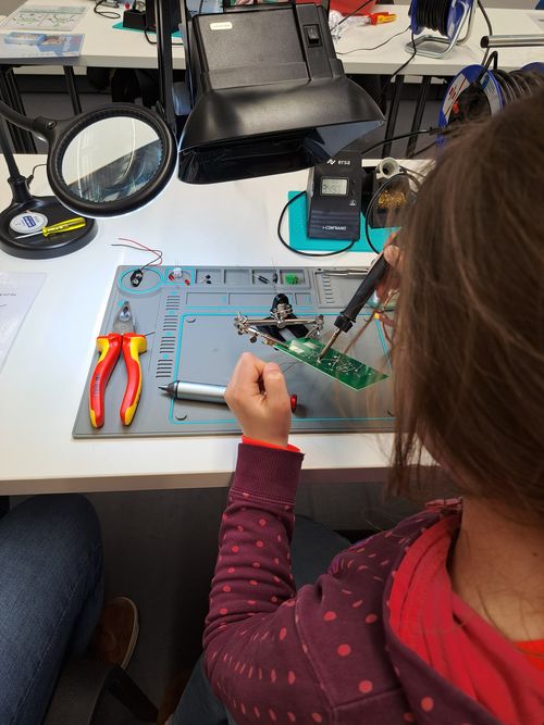 Schulterblick beim Löten