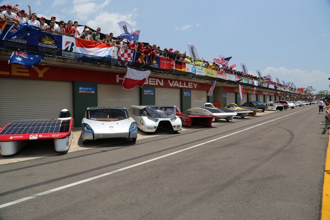 Alle Solarcars zusammen in der Boxengasse