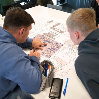 Zwei Erstsemster beim Plane deine Stadt-Workshop gucken auf eine Karte