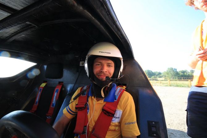 Tim Skerra zuversichtlich am Steuer des SolarWorld GT für die anstehende Tagestour