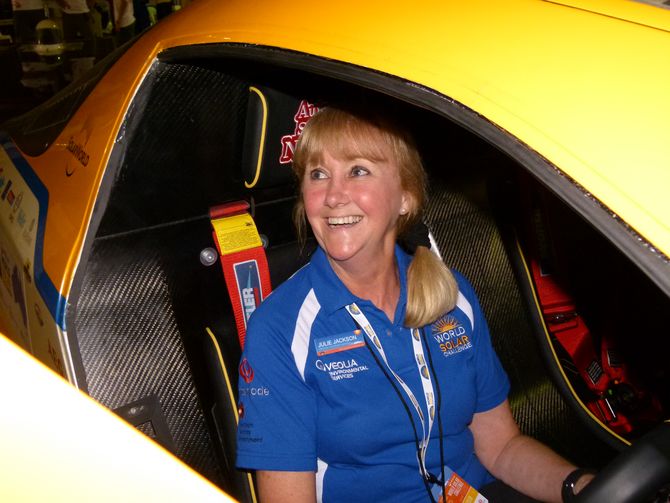 Prüferin Julie Jackson kann sich für das Cockpit von SolarWorld GT begeistern