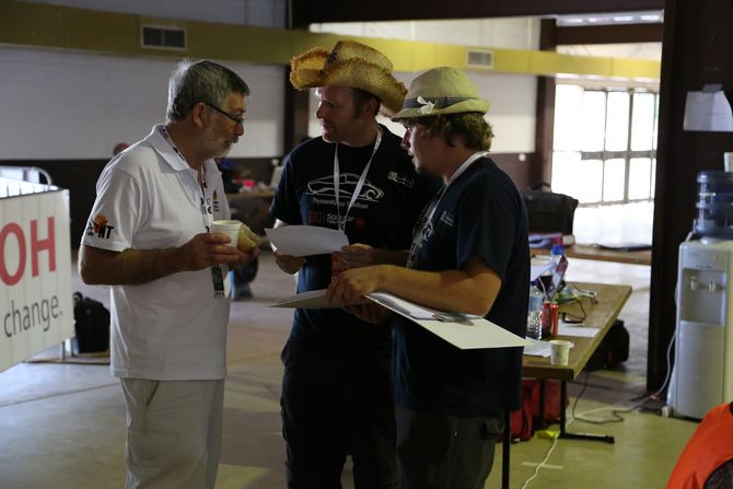 Matthias Wiemers und Jan Hintz diskutieren mit den Chief-Scrutineer Dr. Paul Rand