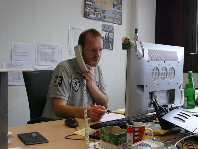 Matthias Wiemers am Telefon in Sachen Weltumrndung