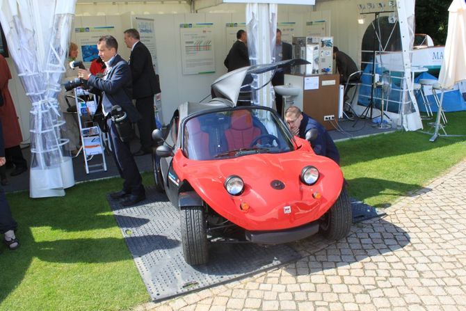 Johannes von Reth begutachtet einen Elektrobuggy