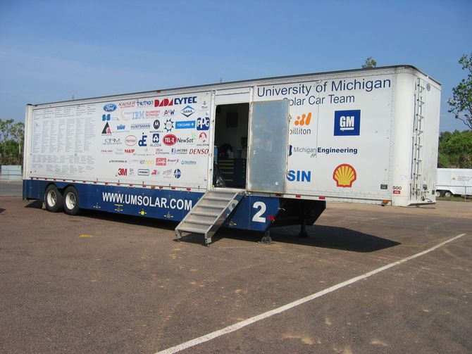 Nochmal Uni Michigan: Sattelzug-Auflieger mit der voll ausgestatteten Werkstatt für den Busch.