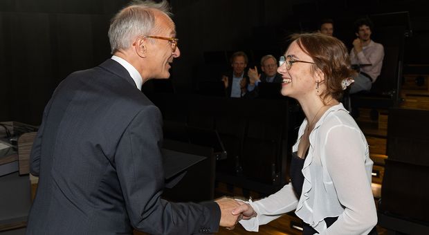 Überreichung des Absolvent*innenhutes durch Prof. Dr. Skill