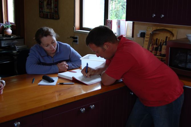 Schafzüchter Stacey und Robert Young schreiben in das rote Buch