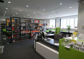 Fachbibliothek CVH: Blick auf die Servicetheke in die Bibliothek