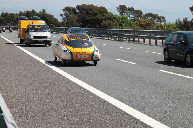 Solarracer auf der Autostrada. Hier fließt der Verkehr deutlich besser als an der Küste