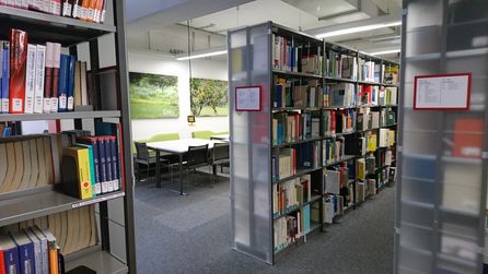 Fachbibliothek Technik: Regale und Gruppenarbeitsplätze