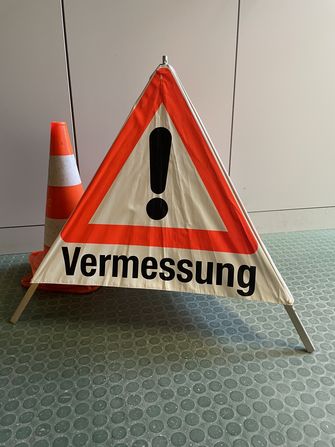 Warnschild "Vermessung"