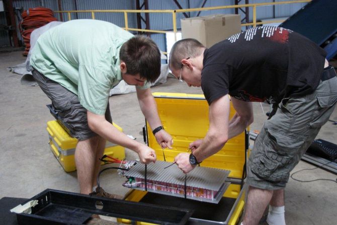 Felix Burmeister und Thierry Wilmes bauen das Batteriepack zusammen