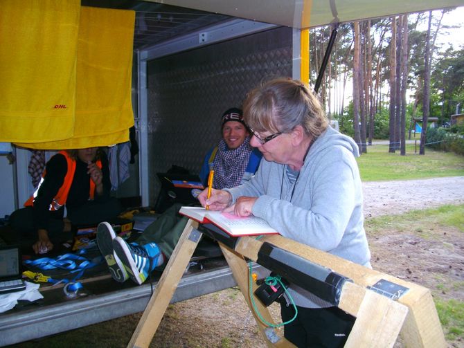 Am Abend wieder einmal ein Autogramm im Roten Buch. Camper aus Essen trafen das Team in Brandenburg beim Zelten und waren begeistert