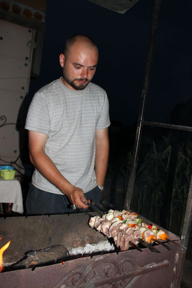 Kyrill Lugovyi am Grill. Über echten Feuer gegrillt, so geht das in der Ukraine!