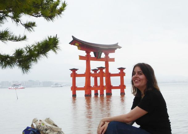 Bei Hiroshima nimmt sich Luisa Moos ein paar Minuten Zeit und blickt auf das rote Torii des Itsukushima-Schreins.