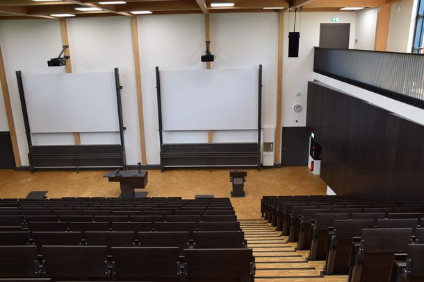 Blick von oben in den leeren Hörsaal H9