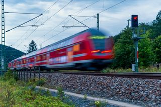 Auf dem Bild sieht man eine Bahn, die fährt.