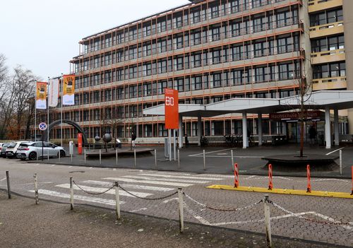 Flaggen vor dem Hochshculgebäude