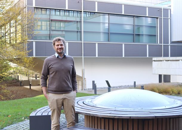 Prof. Dr. Bastian Welsch neben dem Verteilerschacht des „Geostar 2.0“, einer Geothermie-Anlage auf dem Zentralcampus, die den größten Hörsaal der Hochschule je nach Außentemperatur beheizt oder kühlt. Prof. Dr. Bastian Welsch neben dem Verteilerschacht des „Geostar 2.0“, einer Geothermie-Anlage auf dem Zentralcampus, die den größten Hörsaal der Hochschule je nach Außentemperatur beheizt oder kühlt.