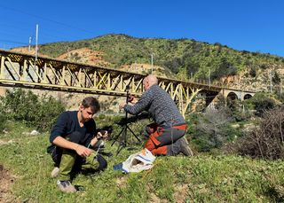 Oleksandr Medynets und Prof. Dr. Daniel Czerwonka-Schröder bei Vorbereitungen fürs Brückenmonitoring.