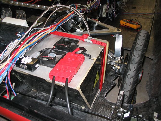 Technik pur: Der linke Batteriekasten, ein Teil des Kabelbaumes und das Vorderrad mit neuem Fahrwerk und Bremse.
