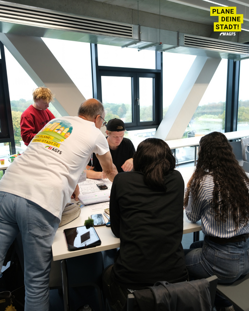 Auf dem Foto sieht man Teilnehmer:innen des Workshops.