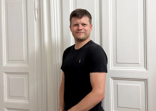 Dennis Hotze hat an der Hochschule sowohl den Bachelor- als auch den Masterstudiengang Elektrotechnik absolviert. Ein Portraitbild von Dennis Hotze.