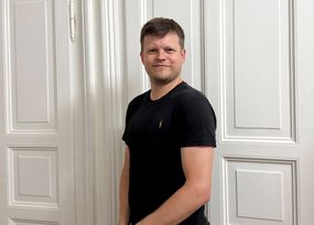Ein Portraitbild von Dennis Hotze.